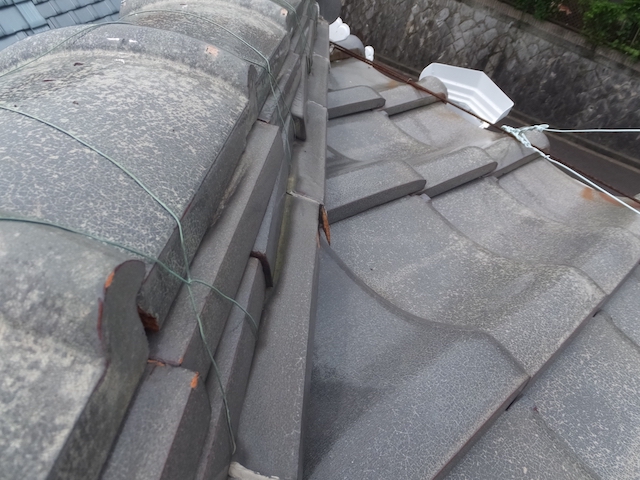 崩れかかった棟瓦